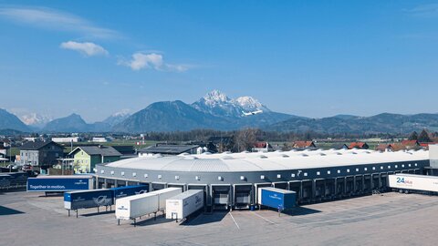 Eine Großaufnahme des Lagermax Logistik Terminals in der Stadt Salzburg